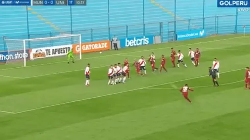 Dos Santos anotó el 1-0 de la U de tiro libre.