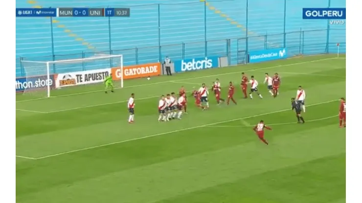 Dos Santos anotó el 1-0 de la U de tiro libre.
