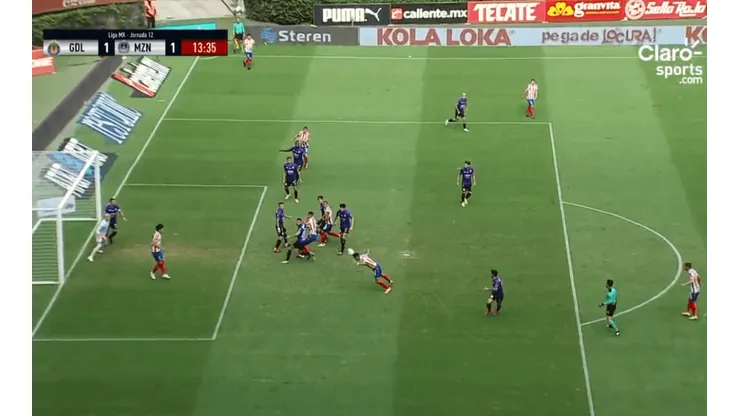 Jesús Molina marcó un golazo para Chivas.