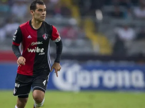 Rafa Márquez y una fotografía entrenando al Cadete A del Alcalá en España