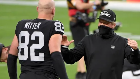 Jon Gruden celebra primer triunfo en casa de los Raiders | Foto: Getty Images