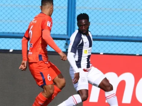 Cristian Zúñiga se iba solo, eran dos contra uno y ¡se tropezó con la pelota!