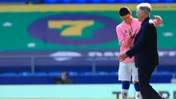 El abrazo de James y Ancelotti al final del partido de Everton y West Bromwich Albion.