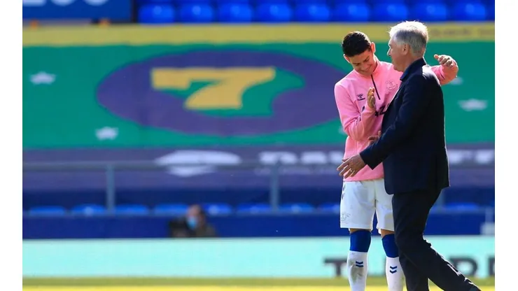 El abrazo de James y Ancelotti al final del partido de Everton y West Bromwich Albion.