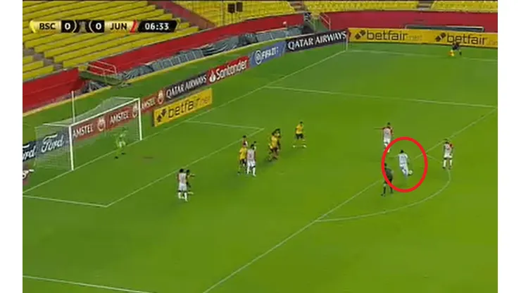 Pero qué golazo: Viera la acomodó de tiro libre y pone arriba al Junior