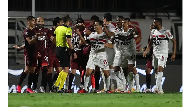 Foto del encuentro entre River y Sao Paulo en Brasil.