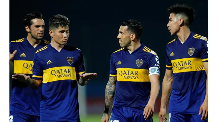 Foto de Carlos Tevez con sus compañeros de Boca.