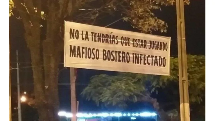 Los hinchas de Libertad recibieron a Boca con un cartel muy picante
