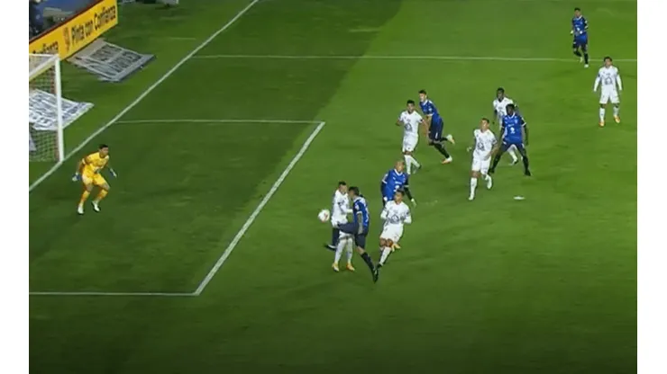 ¡Golazo! Vegas abre la cuenta para Rayados ante Pachuca