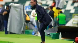 Pablo Guede dialogó con sus jugadores en el entretiempo.