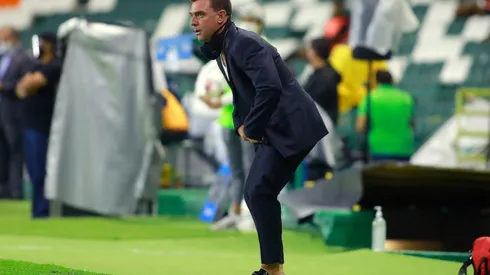 Pablo Guede dialogó con sus jugadores en el entretiempo.