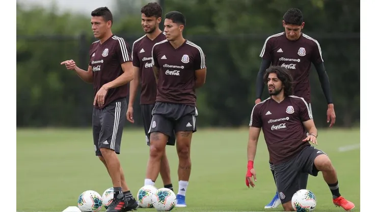 Carlos Salcedo y Rodolfo Pizarro son amigos del Tri (Getty Images)
