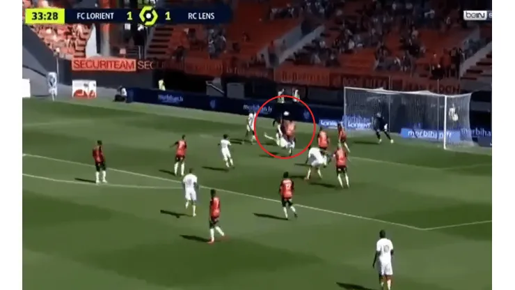 El argentino Facundo Medina, del Lens, clavó un golazo de chilena en la Ligue 1