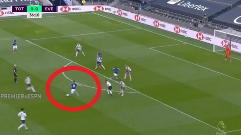 El primer aviso de gol de James Rodríguez en la Premier League.