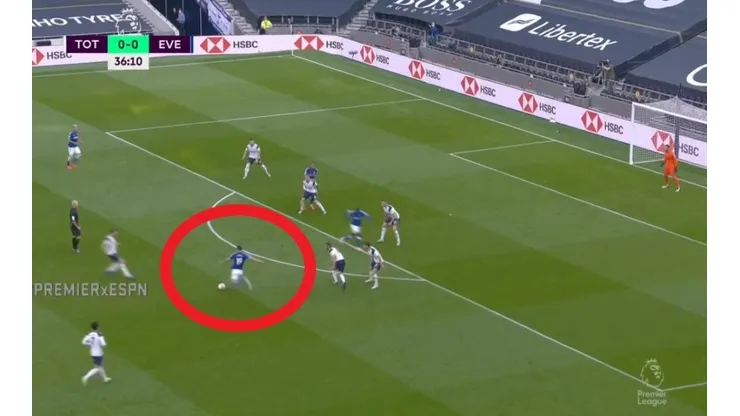 El primer aviso de gol de James Rodríguez en la Premier League.