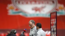 Marcelo Bielsa y su traductor luego del encuentro.