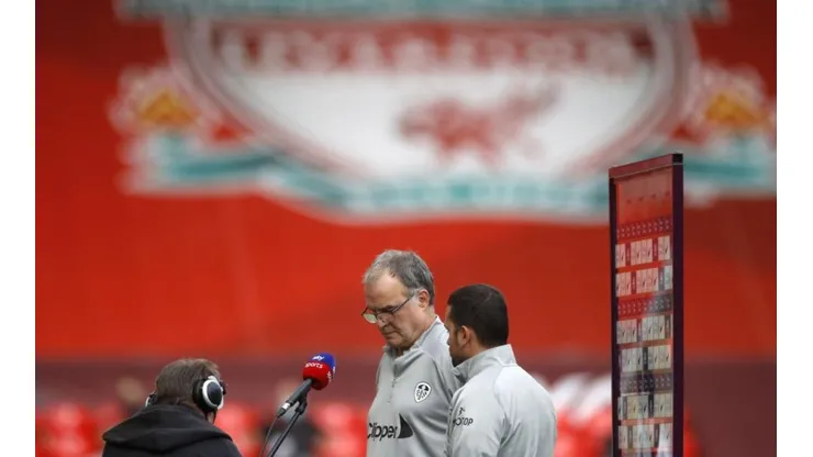 Marcelo Bielsa y su traductor luego del encuentro.