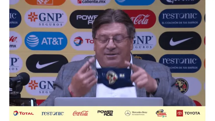 El exabrupto de Miguel Herrera con el cubrebocas: "Me ching* toda la gente"