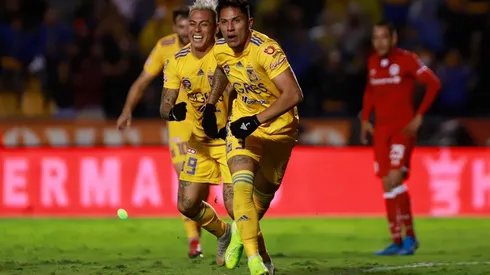 Carlos Salcedo tendría un pie afuera de Tigres (Getty Images)