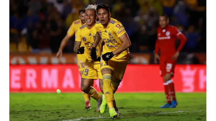 Carlos Salcedo tendría un pie afuera de Tigres (Getty Images)