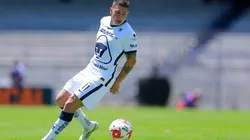 Afición de Pumas se rindió ante el golazo de Juan Manuel Iturbe.