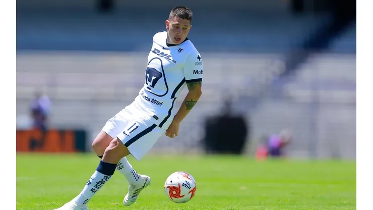 Afición de Pumas se rindió ante el golazo de Juan Manuel Iturbe.