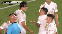 Se peleó con todos para patear un penal y Barco terminó errando dos