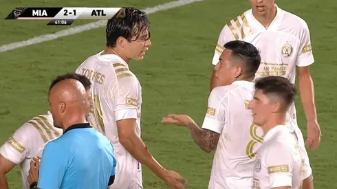 Se peleó con todos para patear un penal y Barco terminó errando dos