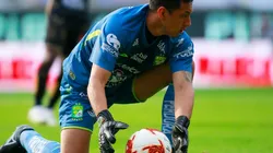 Afición de Chivas quiere a Rodolfo Cota de regreso.