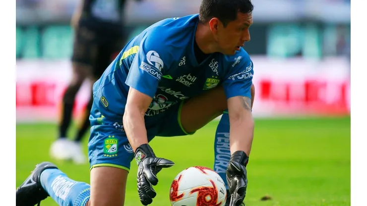 Afición de Chivas quiere a Rodolfo Cota de regreso.