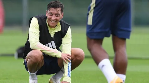 Está loco: el trolleo de Özil al Tottenham que enloqueció a todo Arsenal