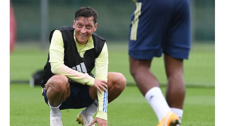 Está loco: el trolleo de Özil al Tottenham que enloqueció a todo Arsenal