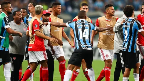 Foto de los jugadores de Gremio enfrentando a Internacional.