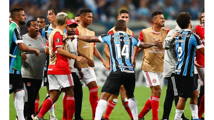 Foto de los jugadores de Gremio enfrentando a Internacional.