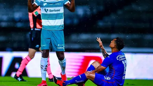 Yoshimar Yotún es volante interior en el Cruz Azul de México.