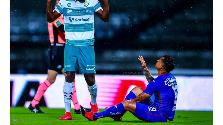 Yoshimar Yotún es volante interior en el Cruz Azul de México.