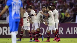 Foto de los jugadores de Flamengo enfrentando a Junior.