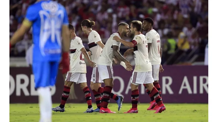 Foto de los jugadores de Flamengo enfrentando a Junior.