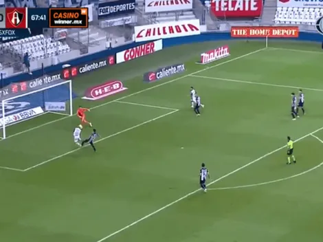 ¡El más bajito, de cabeza! Acosta abrió la cuenta para Atlas