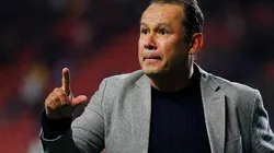 Juan Reynoso, muy enojado por el arbitraje.