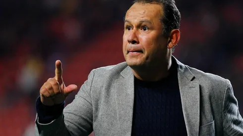 Juan Reynoso, muy enojado por el arbitraje.