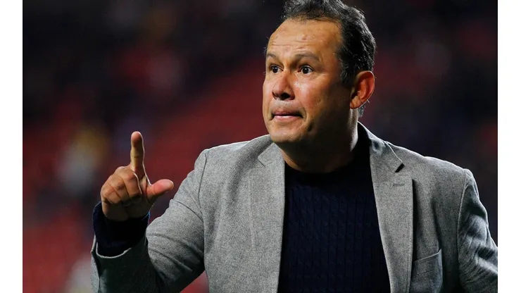 Juan Reynoso, muy enojado por el arbitraje.