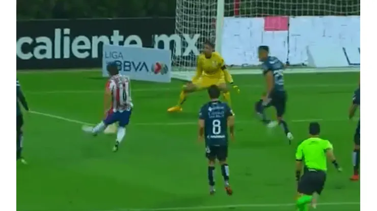 ¡Golazo! Macías los vuelve locos y pone el primero para Chivas