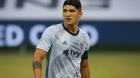 Alan Pulido cambió su look y lo presumió en redes.