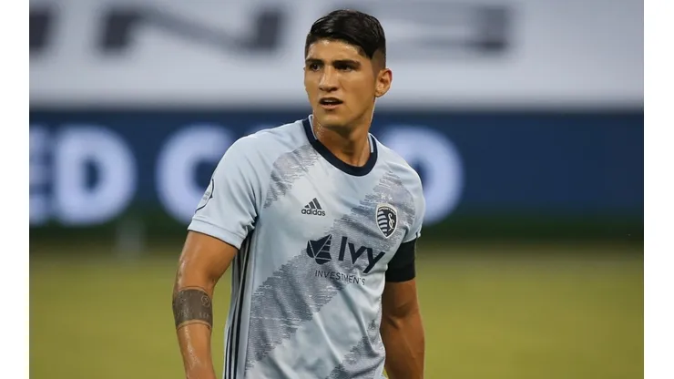 Alan Pulido cambió su look y lo presumió en redes.
