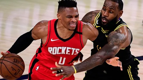 LeBron James se quedó a una asistencia de otro triple-doble