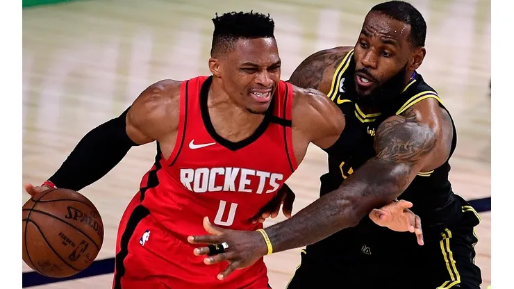 LeBron James se quedó a una asistencia de otro triple-doble