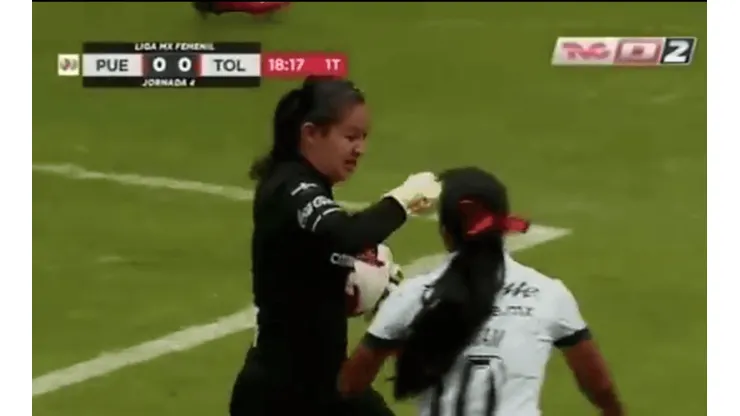 Portera de Toluca agrede a rival de Puebla (Captura)