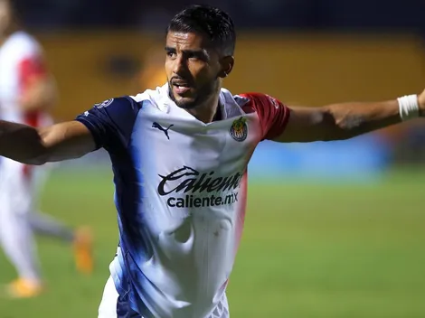 Miguel Ponce se fue expulsado y la afición de Chivas no tardó en reventarlo