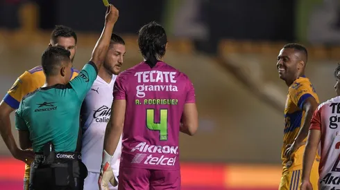 Rafael Carioca recibiendo la segunda amarilla (Getty)